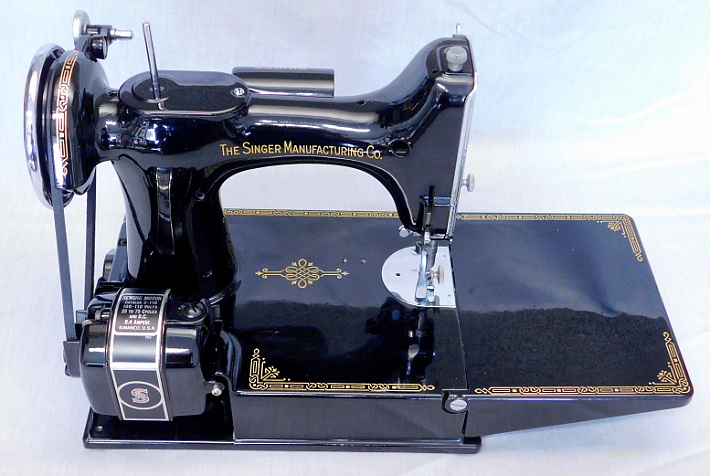 1939 Singer Featherweight 221 Sewing Machine (AF255066)