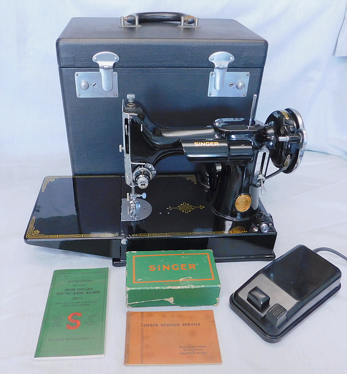 1939 Singer Featherweight 221 Sewing Machine (AF255066)