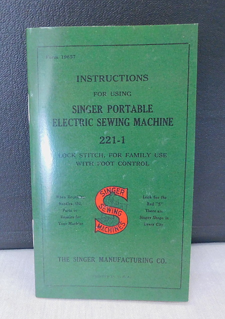 1939 Singer Featherweight 221 Sewing Machine (AF255066)