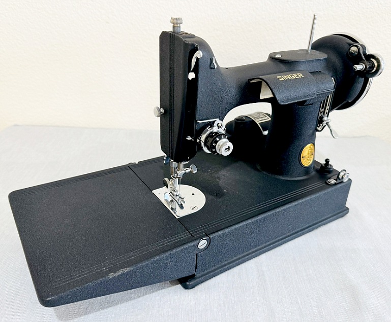 1939 "CRINKLE FINISH" Singer Featherweight 221 Sewing Machine (AF387863)