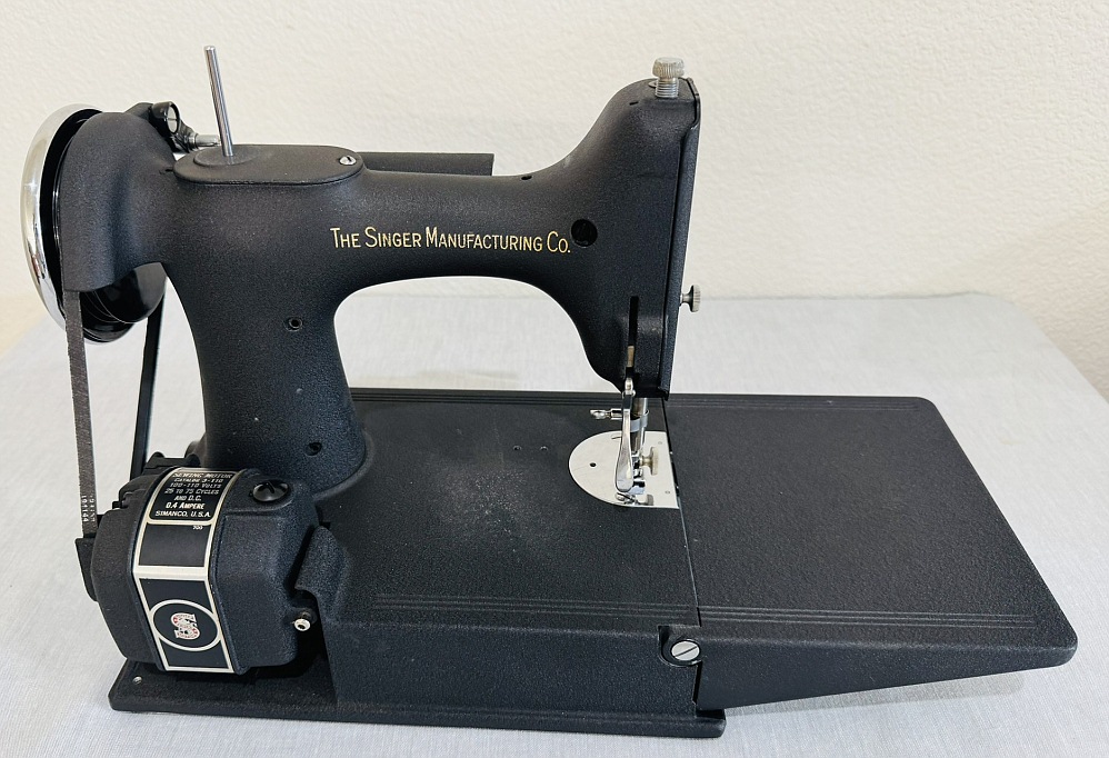 1939 "CRINKLE FINISH" Singer Featherweight 221 Sewing Machine (AF387863)