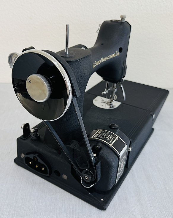 1939 "CRINKLE FINISH" Singer Featherweight 221 Sewing Machine (AF387863)