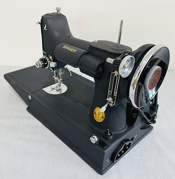 1939 "CRINKLE FINISH" Singer Featherweight 221 Sewing Machine (AF387863)