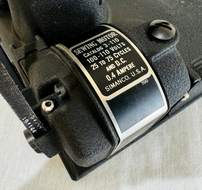 1939 "CRINKLE FINISH" Singer Featherweight 221 Sewing Machine (AF387863)