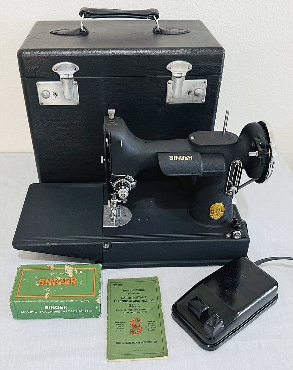 1939 "CRINKLE FINISH" Singer Featherweight 221 Sewing Machine (AF387863)