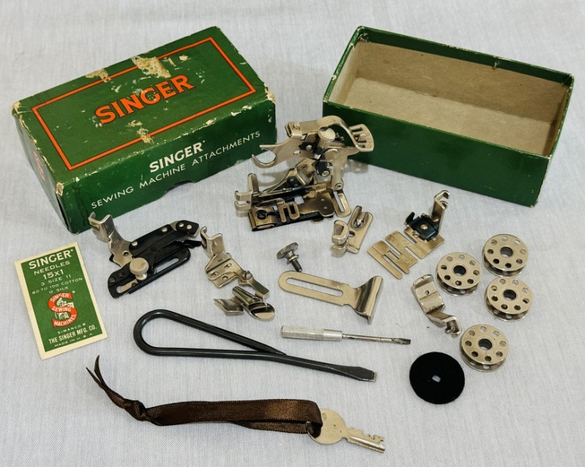 1939 "CRINKLE FINISH" Singer Featherweight 221 Sewing Machine (AF387863)
