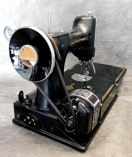 1940 Black Singer Featherweight 221 Sewing Machine AF578152