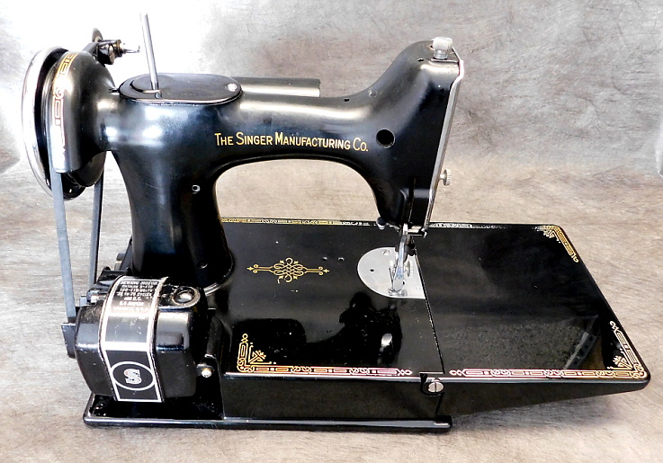 1940 Black Singer Featherweight 221 Sewing Machine AF578152