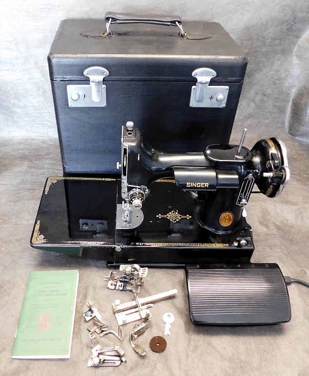 1940 Black Singer Featherweight 221 Sewing Machine AF578152
