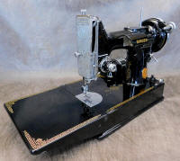 1946 Black Singer Featherweight 221 Sewing Machine (AG619318)