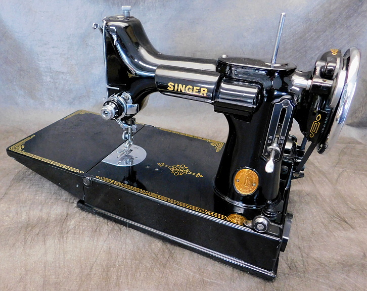 1946 Black Singer Featherweight 221 Sewing Machine (AG619318)
