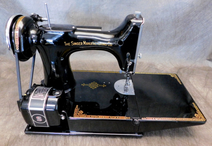 1946 Black Singer Featherweight 221 Sewing Machine (AG619318)