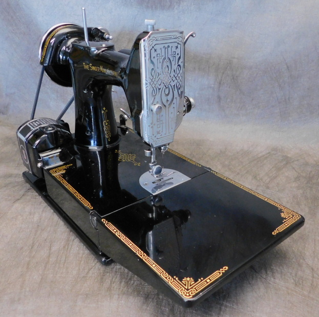 1946 Black Singer Featherweight 221 Sewing Machine (AG619318)