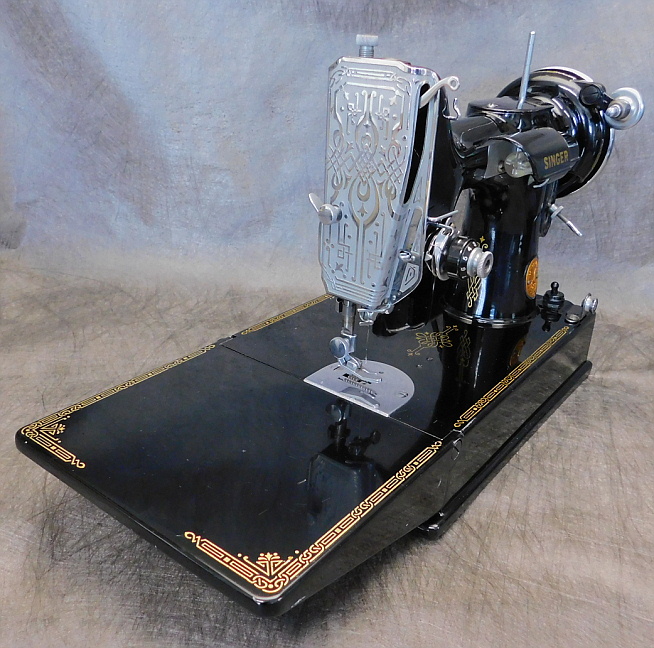 1946 Black Singer Featherweight 221 Sewing Machine (AG619318)