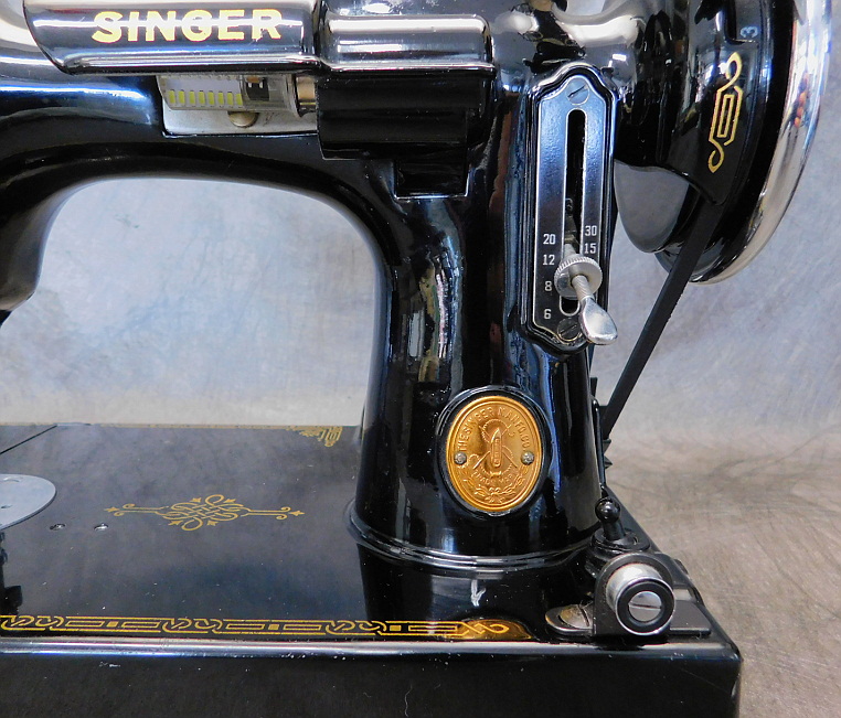 1946 Black Singer Featherweight 221 Sewing Machine (AG619318)