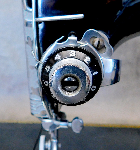 1946 Black Singer Featherweight 221 Sewing Machine (AG619318)