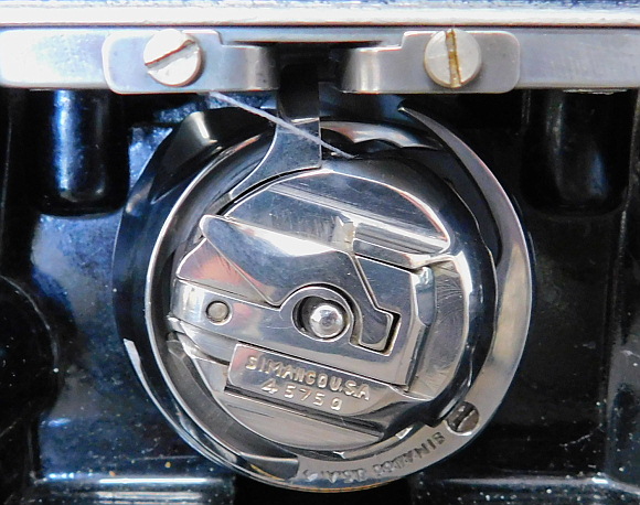 1946 Black Singer Featherweight 221 Sewing Machine (AG619318)