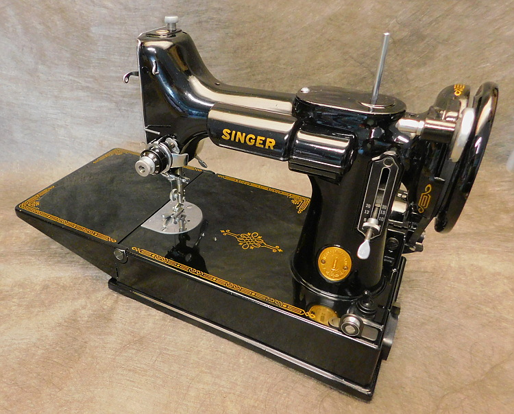 1947 Black Singer Featherweight 221 Sewing Machine (AG978590)