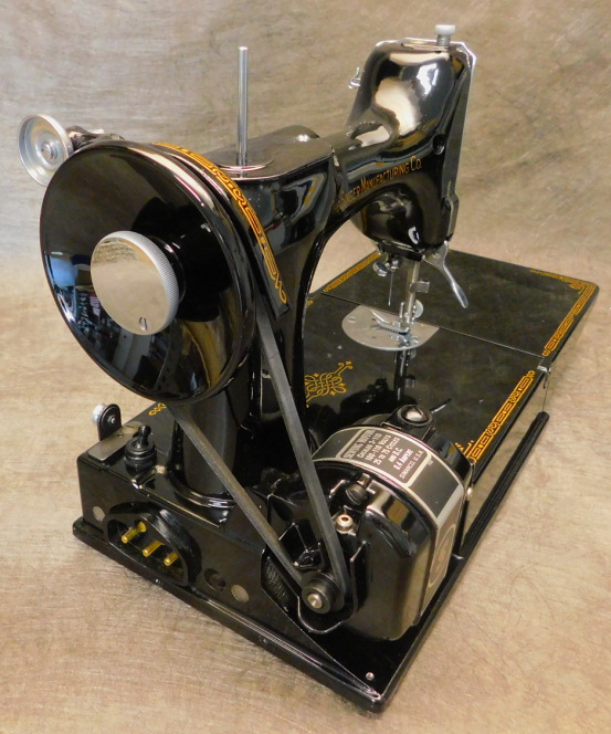 1947 Black Singer Featherweight 221 Sewing Machine (AG978590)