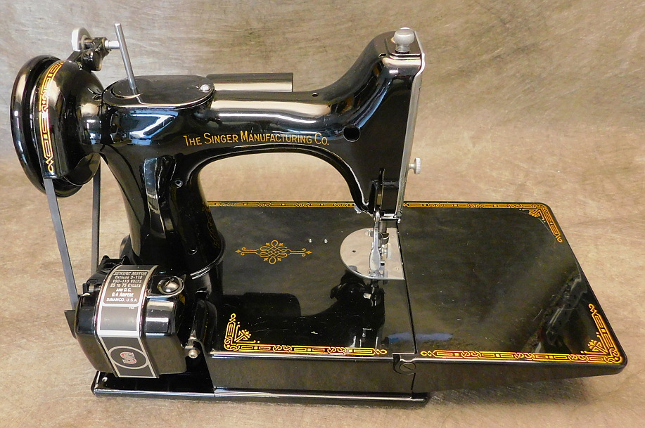 1947 Black Singer Featherweight 221 Sewing Machine (AG978590)