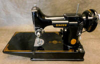1947 Black Singer Featherweight 221 Sewing Machine (AG978590) 