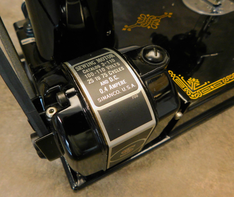 1947 Black Singer Featherweight 221 Sewing Machine (AG978590)