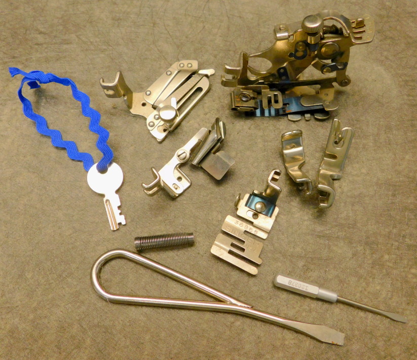 1947 Black Singer Featherweight 221 Sewing Machine (AG978590)