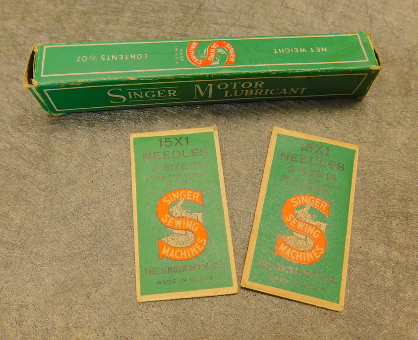 1947 Black Singer Featherweight 221 Sewing Machine (AG978590)