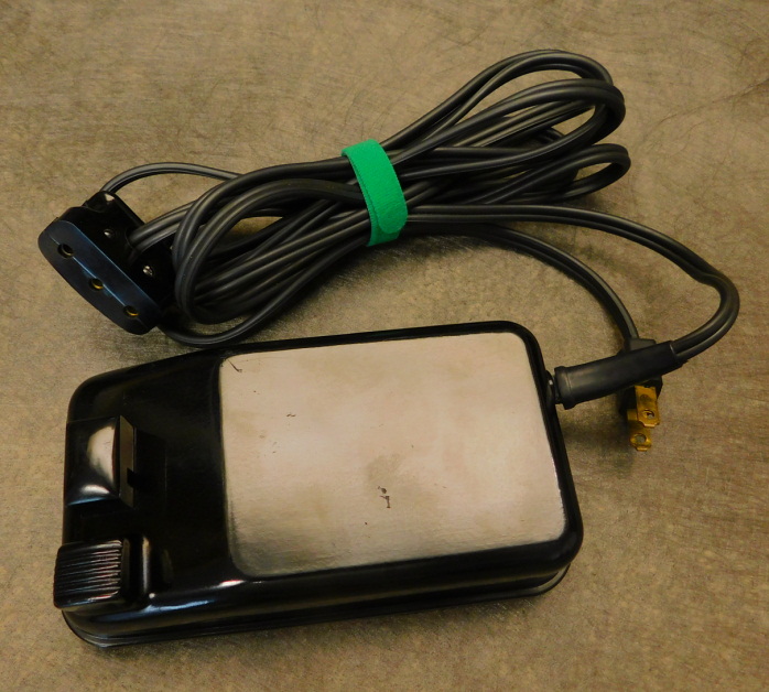 1947 Black Singer Featherweight 221 Sewing Machine (AG978590)