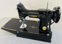 1947 Black Singer Featherweight 221 Sewing Machine (AH323501)