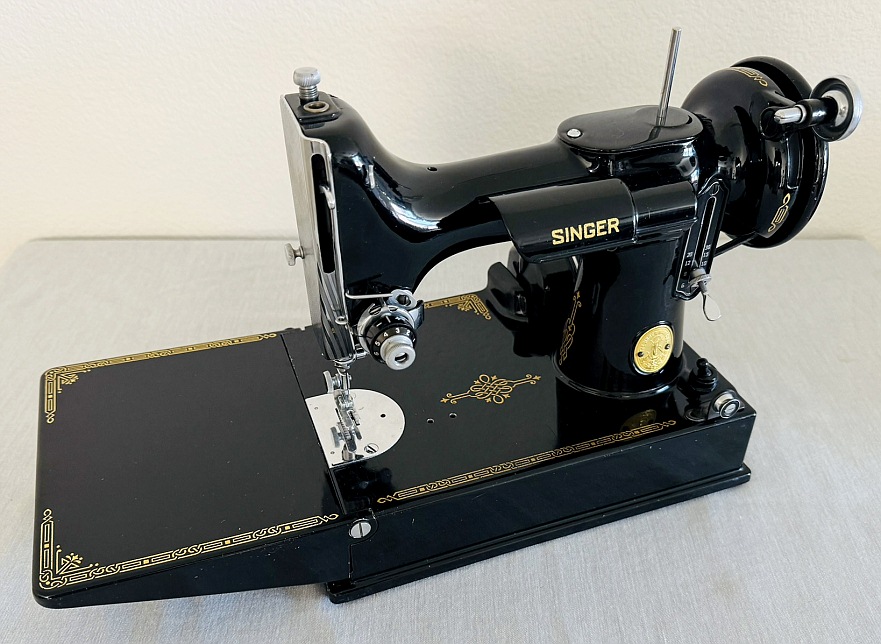 1947 Black Singer Featherweight 221 Sewing Machine (AH323501)