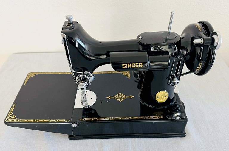 1947 Black Singer Featherweight 221 Sewing Machine (AH323501)