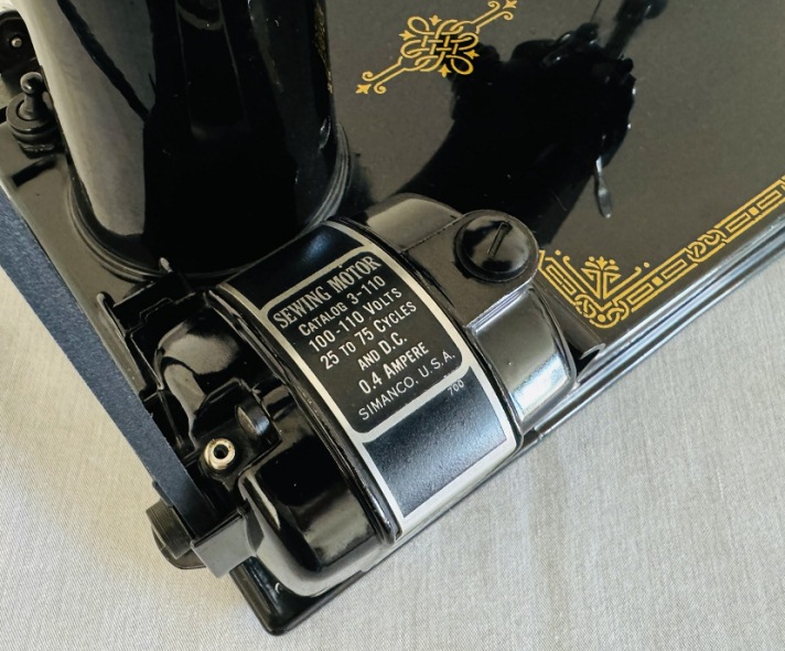 1947 Black Singer Featherweight 221 Sewing Machine (AH323501)
