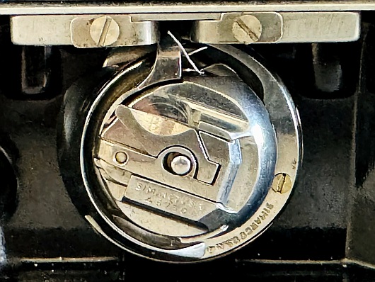1947 Black Singer Featherweight 221 Sewing Machine (AH323501)
