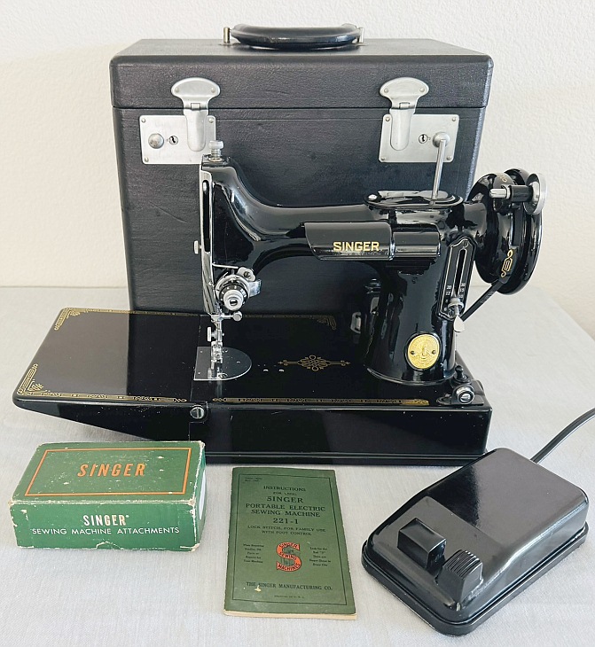 1947 Black Singer Featherweight 221 Sewing Machine (AH323501)