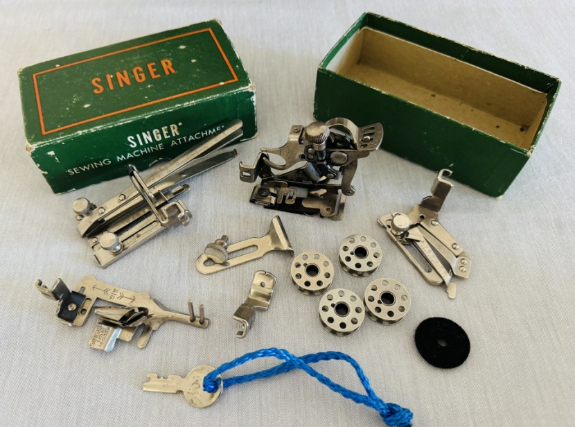 1947 Black Singer Featherweight 221 Sewing Machine (AH323501)