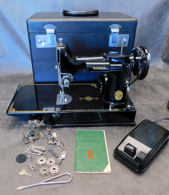 1948 Black Singer Featherweight 221 Sewing Machine AH551175