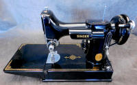 1950 Black Singer Featherweight 221 Sewing Machine (AJ357289)