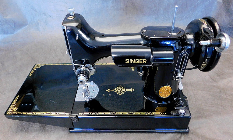 1950 Black Singer Featherweight 221 Sewing Machine AJ357289