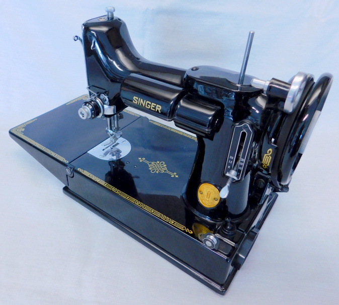 1950 Black Singer Featherweight 221 Sewing Machine (AJ579915)