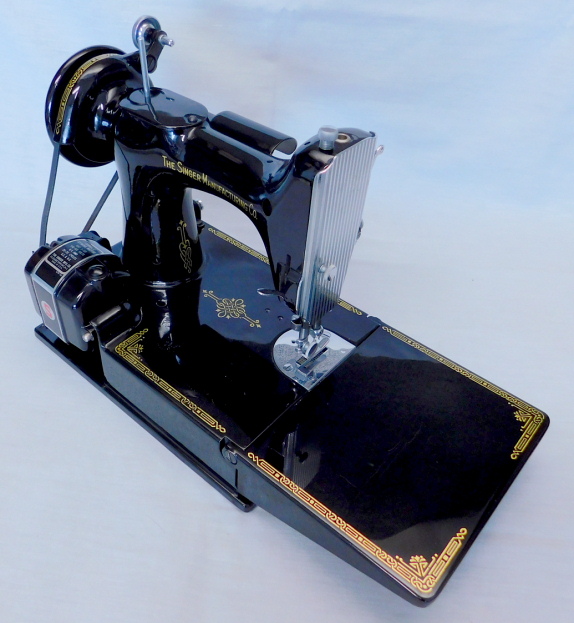 1950 Black Singer Featherweight 221 Sewing Machine (AJ579915)