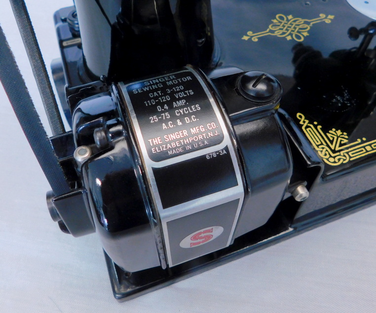 1950 Black Singer Featherweight 221 Sewing Machine (AJ579915)