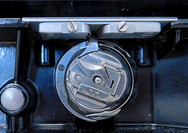 1950 Black Singer Featherweight 221 Sewing Machine (AJ579915)