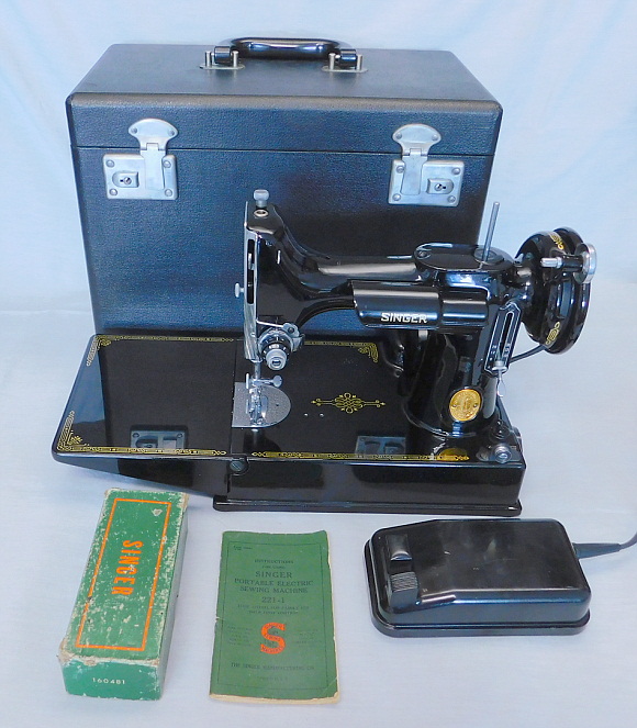 1950 Black Singer Featherweight 221 Sewing Machine (AJ579915)