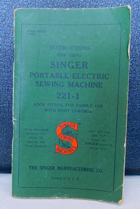 1950 Black Singer Featherweight 221 Sewing Machine (AJ579915)