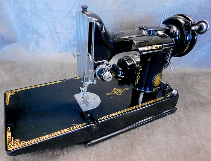 1953 Black Singer Featherweight 221 Sewing Machine (AL543762)