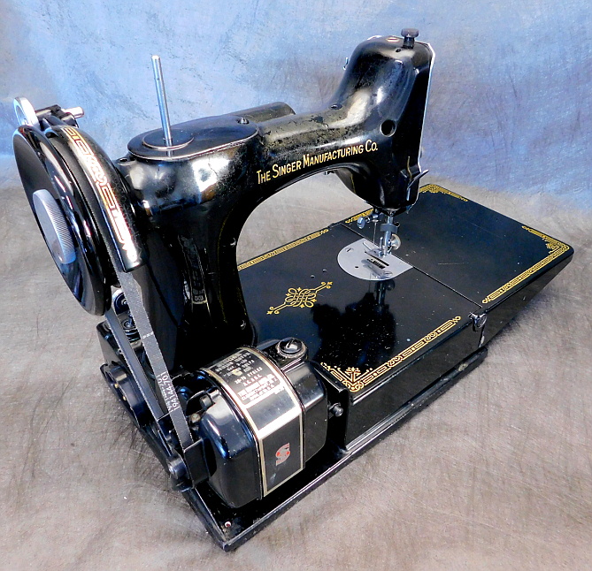 1953 Black Singer Featherweight 221 Sewing Machine (AL543762)