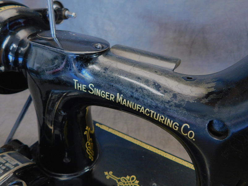1953 Black Singer Featherweight 221 Sewing Machine (AL543762)