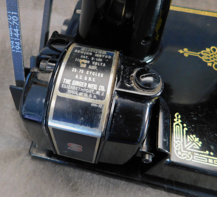 1953 Black Singer Featherweight 221 Sewing Machine (AL543762)