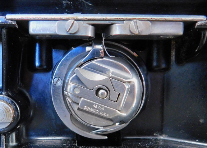 1953 Black Singer Featherweight 221 Sewing Machine (AL543762)